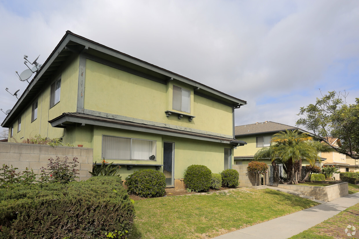 Foto principal - 12305-12307 Breezewood Dr