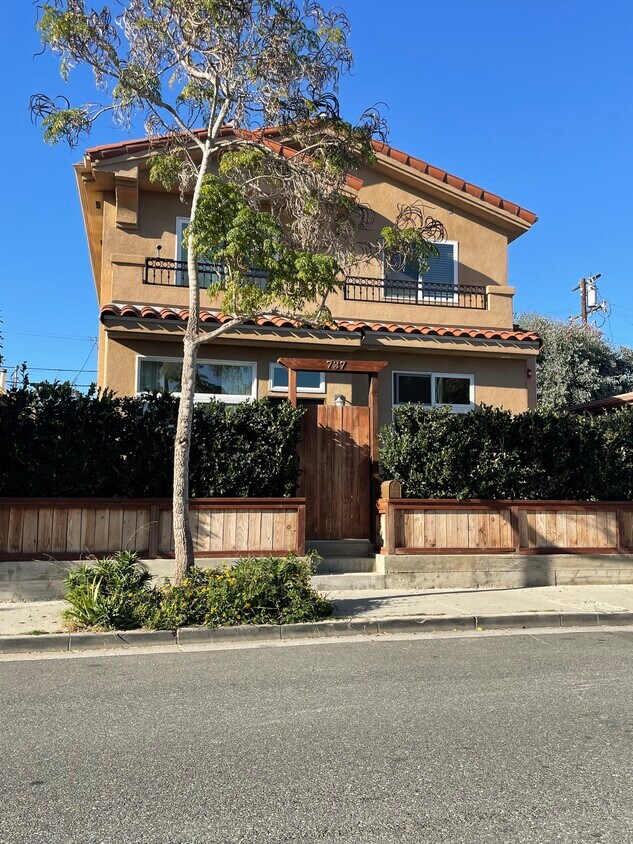 Front house - 737 Ozone St