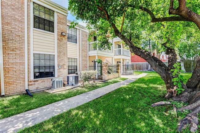 Building Photo - 2750 Holly Hall St