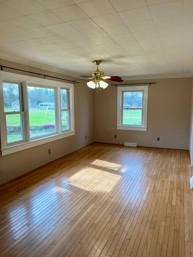 Building Photo - Classic Brick Ranch in the heart of Hender...