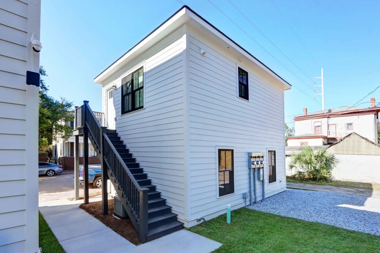 Foto principal - Downtown Carriage Home!