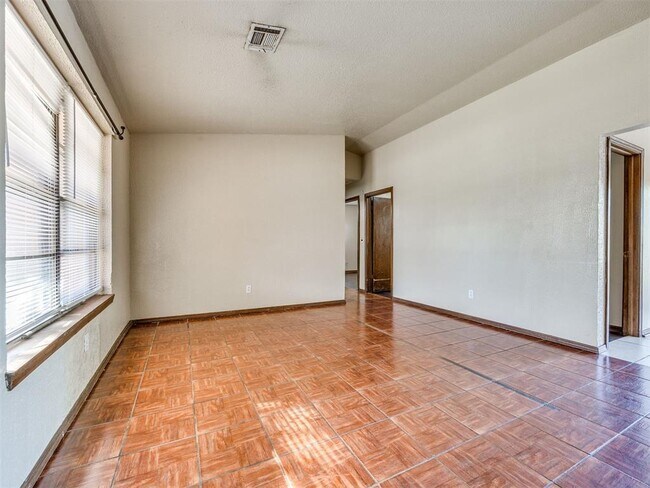 Building Photo - 837 Briarlane Rd