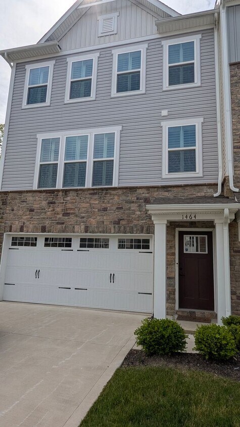 Primary Photo - Luxury Townhome in Avon Ohio
