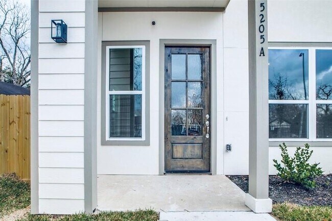 Building Photo - 5205 Bataan Rd