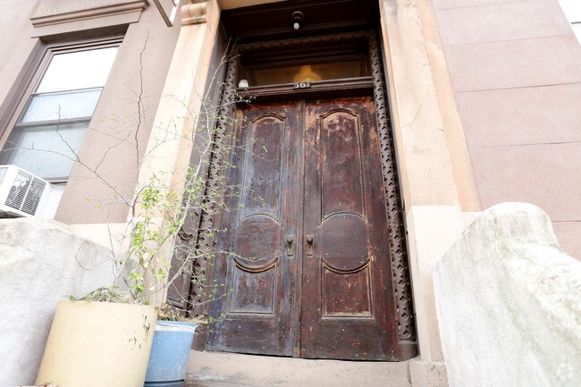 Building Photo - 561 Henry St
