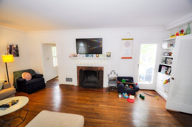 Foto del edificio - Beautiful 4 bedroom, 3 bath house. Available end of March. Long Term Unfurnished Rental!