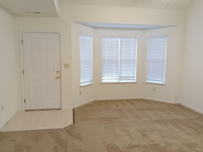 Building Photo - 4917-4919-4919 W Millbrook Dr