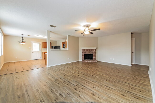 Building Photo - 16528 Woodside Dr