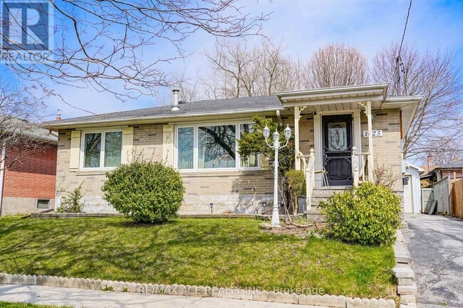 Building Photo - 1425 Lakefield St