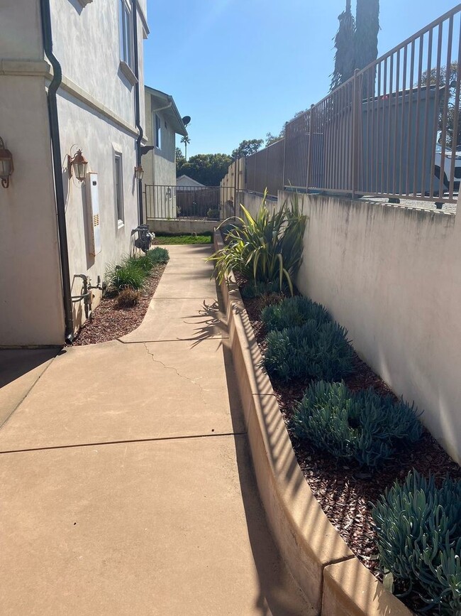 Building Photo - 2 br, 2.5 bath House - 545 Bello Street #6