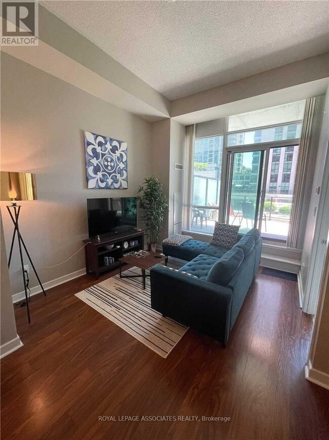 Building Photo - 33 Bay St.