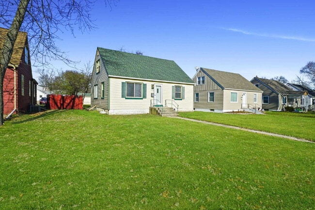 Building Photo - Updated 5-Bedroom, 2-Bath Home Across from...