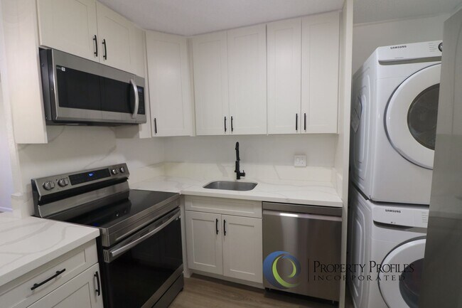 Foto del edificio - Ground Floor 1 bedroom 1 bath with 2 lanai...