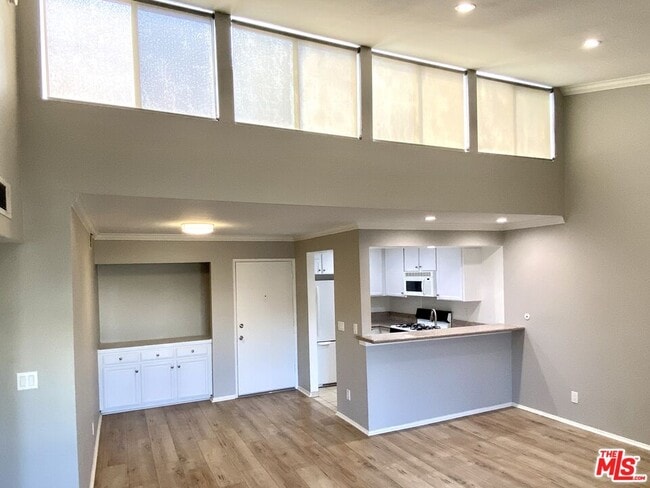 Foto del edificio - 5325 Newcastle Ave