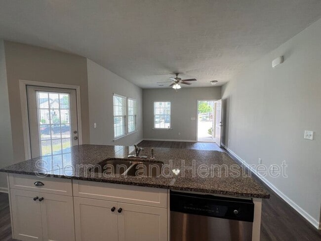 Foto del edificio - 655 Dobhill Ln