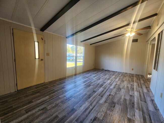 Foto del edificio - 2br - 2 Bed 2 Bath w/ screened porch and FULLY FENCED Backyard!