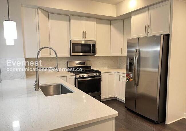 Foto del edificio - 13230 Woodland Park Rd