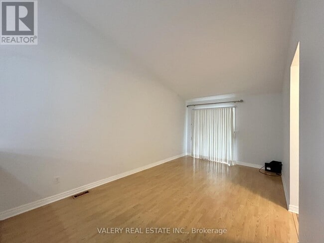 Building Photo - 1559 Chateau Ave