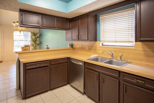 Building Photo - 3022 Frontier Dr