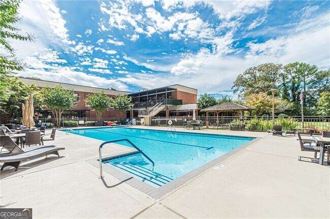 Foto del edificio - 300 Johnson Ferry Rd