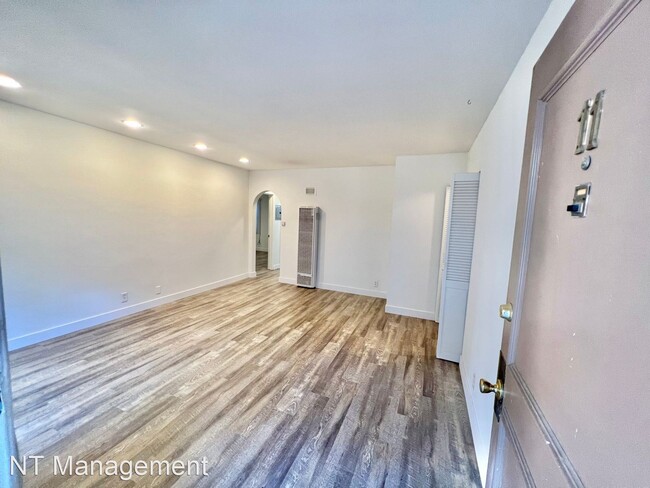 Building Photo - 2 br, 2 bath Apartment - 3608 Keystone Ave...