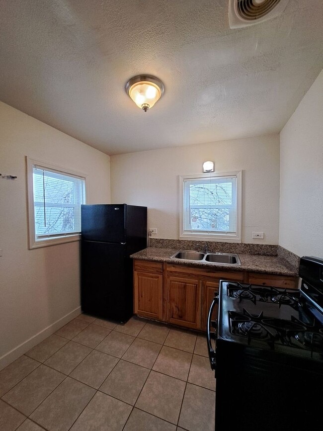 Building Photo - 1220-1222 E. Terrace Ave