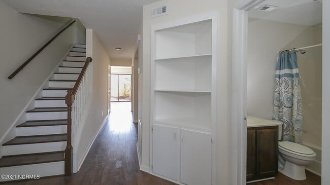 Foto del edificio - Townhouse close to Western Blvd and BASE!