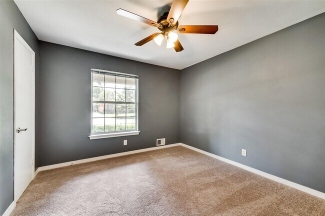 Building Photo - 13635 Willow Bend Rd