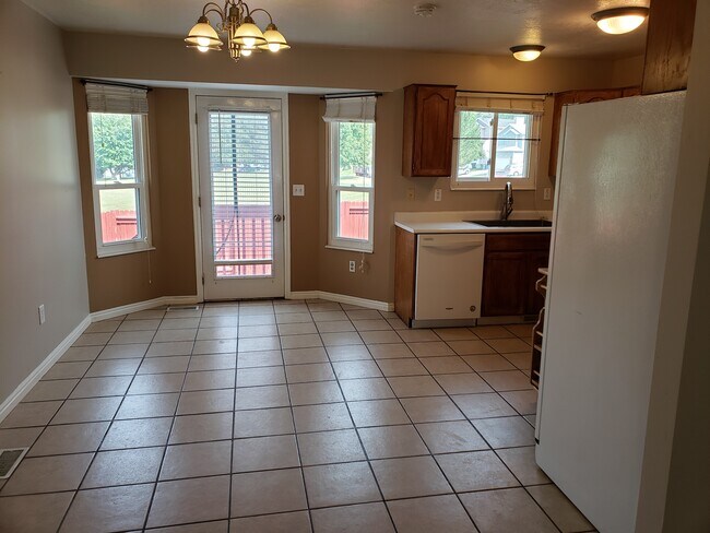 Building Photo - 4571 Stonewood Dr