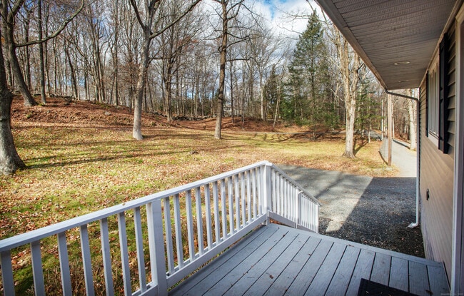 Foto del edificio - 180 Peaceable Ridge Rd