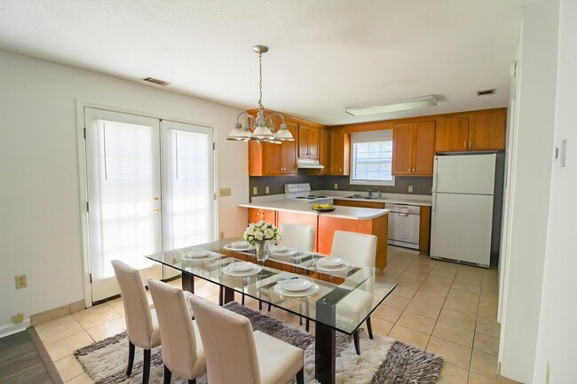 Building Photo - 824 Shaw Rd