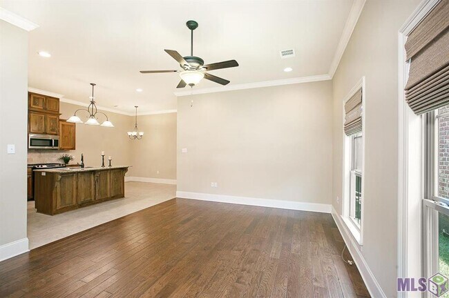 Building Photo - 3 Bedroom home in a Gated Community off Bu...
