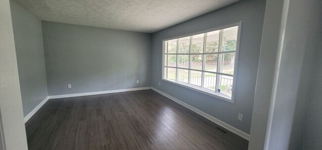 Building Photo - 3 Bedroom, 2.5 Bath Tri-Level Home with Co...