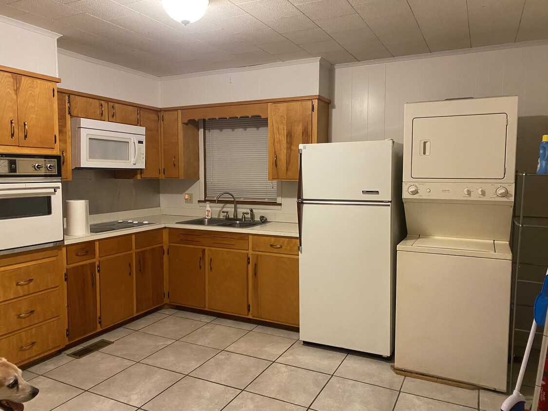 Eat-in kitchen with washer and dryer - 202 Christopher Dr