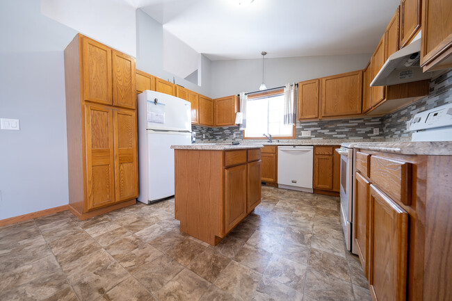Building Photo - 413 9th St