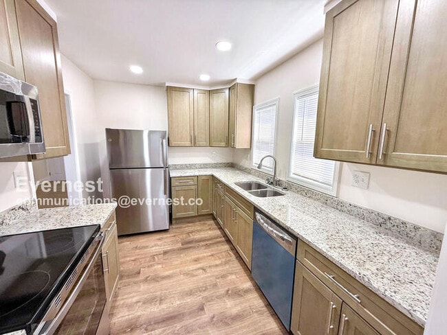 Building Photo - 831 4th Terrace W