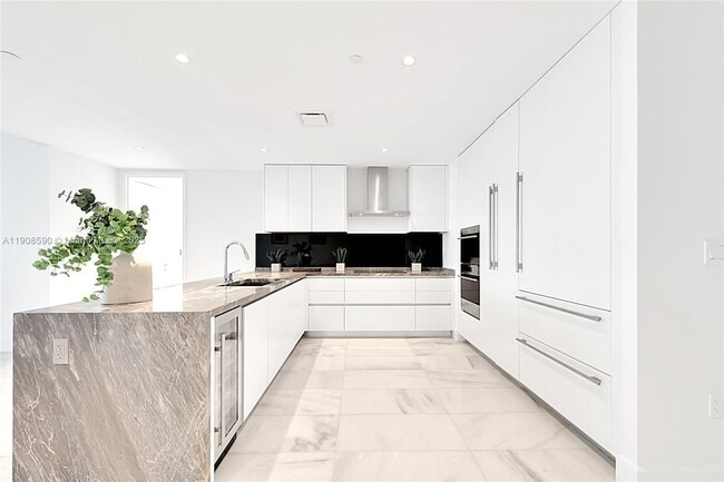 Building Photo - 700 NE 26th Terrace