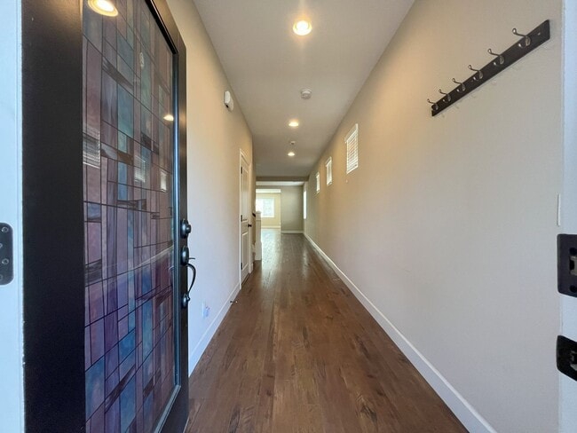 Building Photo - Expansive 3-Bedroom, 3-Bathroom Home with ...