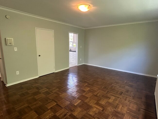 Building Photo - 1299 Bayview Av
