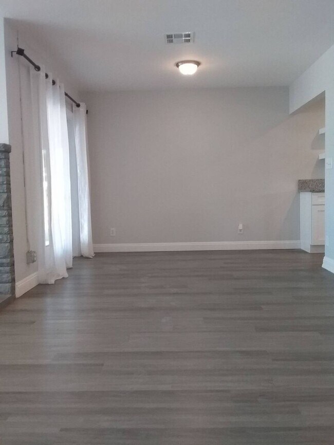 Building Photo - Newly Fully Remodeled Downtown Beauty !