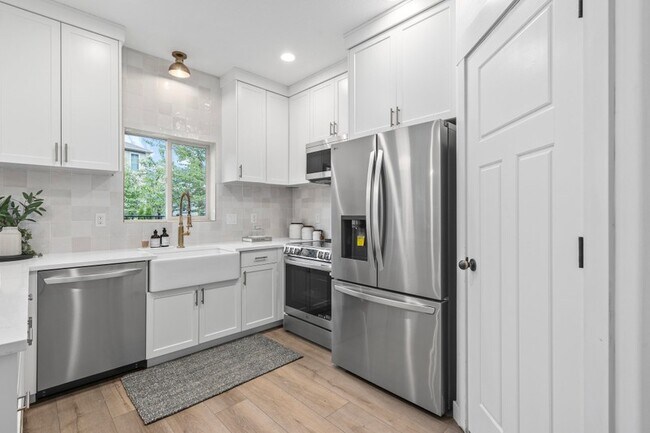 Building Photo - 10789 N La Costa