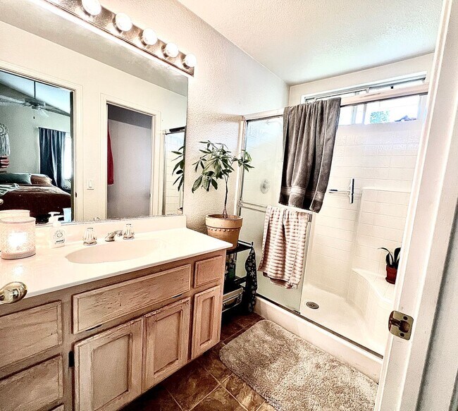 Foto del edificio - Beautiful 3 bed 2 bath home with 3 car gar...