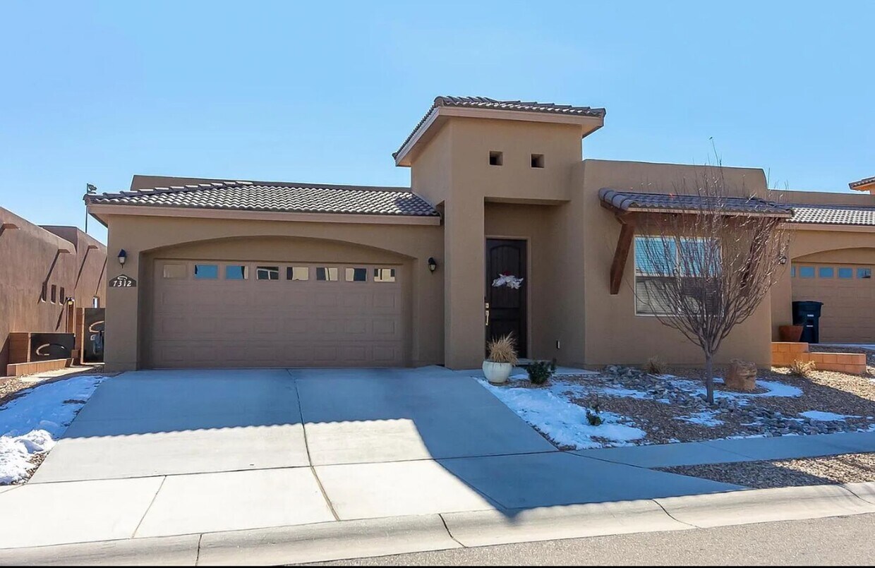 Foto principal - Charming 4 Bedroom 2.5 bath house in a Gat...