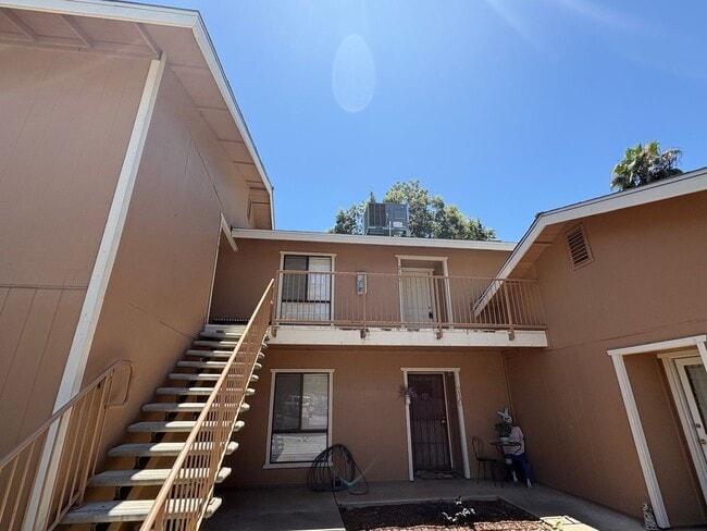Building Photo - Upstairs Apartment Rent Ready!