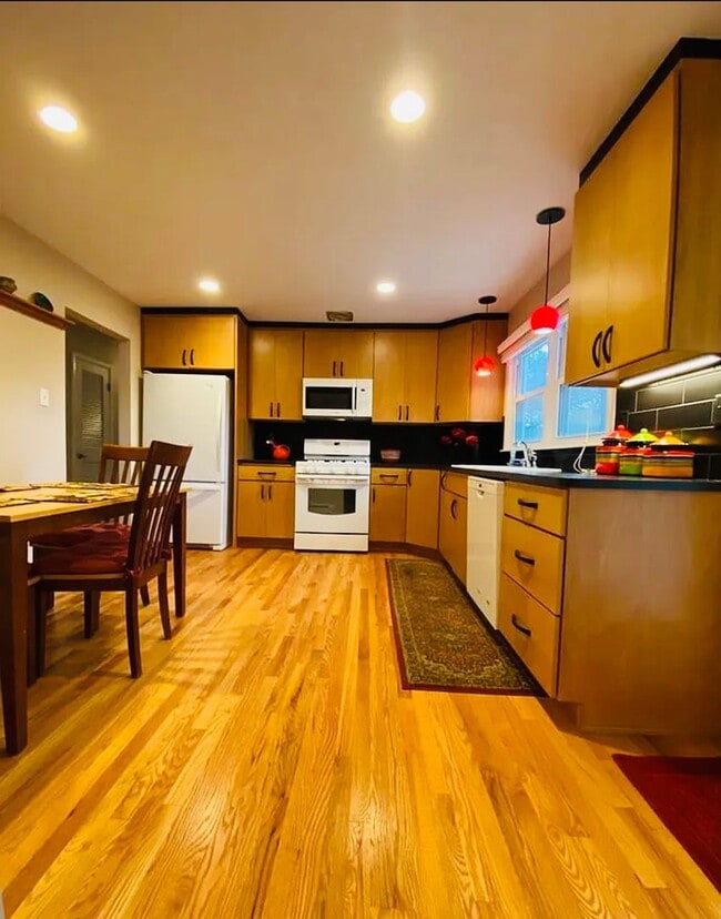 Building Photo - ALL PROSPECTIVE TENANTS MUST SUBMIT A $58 ...