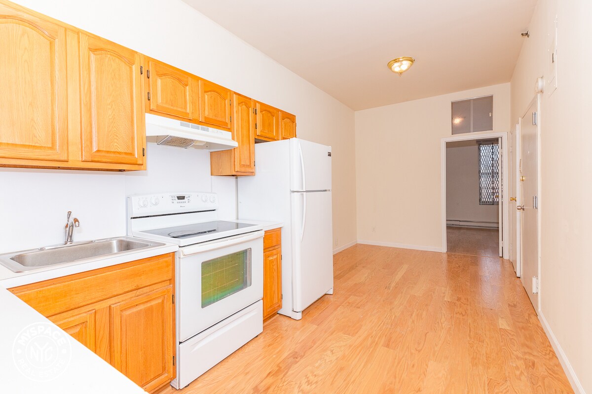 Primary Photo - 23 Park St
