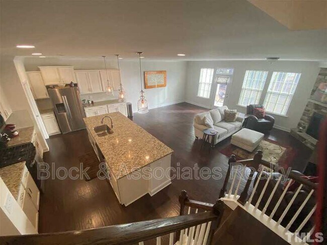 Building Photo - 227 Fenella Dr