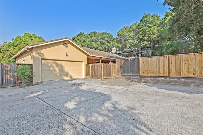 Foto del edificio - Updated Single Family Home in Saratoga