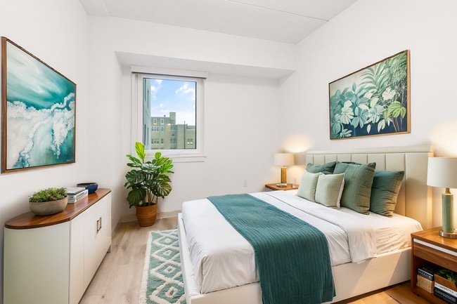 Building Photo - Mily on Green