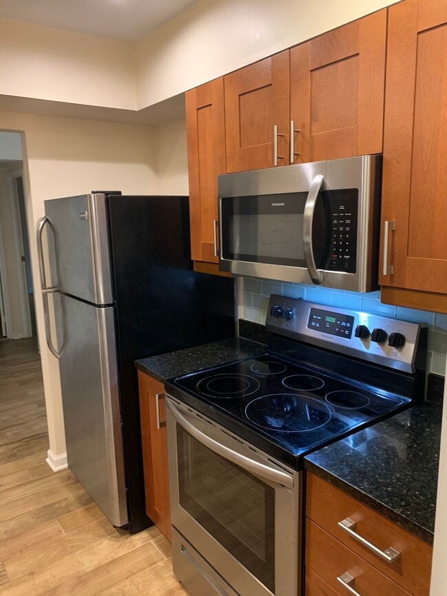 Updated kitchen - 6980 Hanover Pkwy